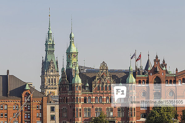 Historische Gebäude in der Speicherstadt  UNESCO-Welterbestätte  mit dem Rathaus im Hintergrund  Hamburg  Deutschland  Europa