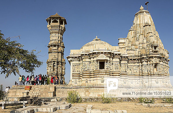 Kirti Stambha (Turm des Ruhmes)  24 m hoch  neben dem Jain-Tempel  Chittorgarh (Fort)  Chittor  Rajasthan  Indien  Asien