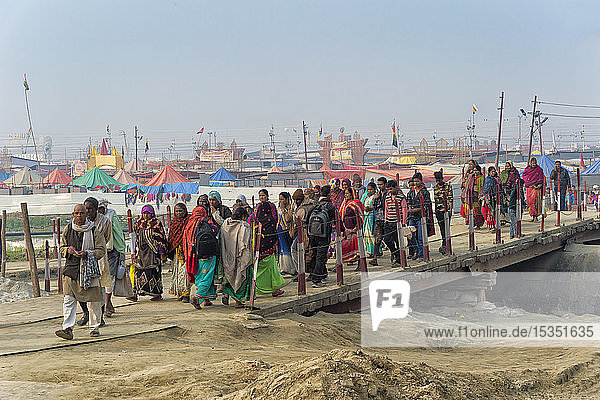 Pilger überqueren den Ganges auf einer provisorischen Pontonbrücke  Allahabad Kumbh Mela  Allahabad  Uttar Pradesh  Indien  Asien