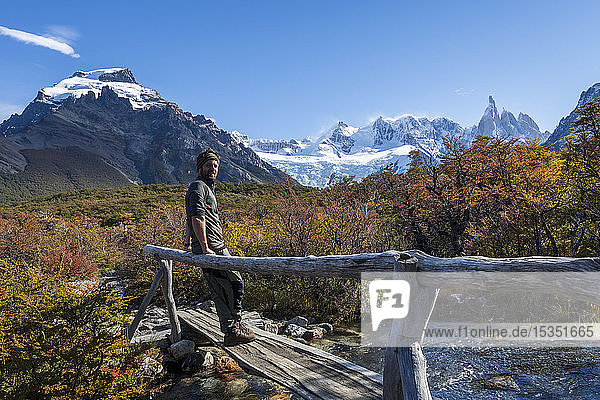 Tourist in El Chalten mit Cerro Torre  El Chalten  Patagonien  Argentinien  Südamerika