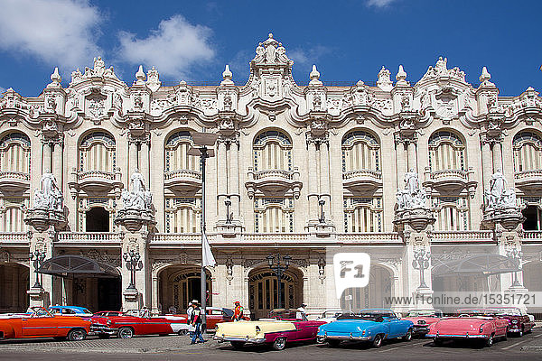 Oldtimer  geparkt vor dem Gran Teatro de La Habana  Havanna  Kuba  Westindien  Karibik  Mittelamerika