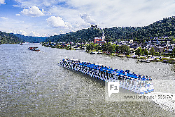 Kreuzfahrtschiff auf dem Rhein bei St. Goar (Sankt Goar)  UNESCO-Welterbe  Mittelrheintal  Rheinland-Pfalz  Deutschland  Europa