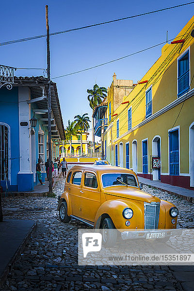 Gelbes Taxi in Trinidad  UNESCO-Weltkulturerbe  Sancti Spiritus  Kuba  Westindische Inseln  Mittelamerika