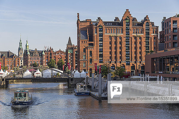 Blick von der Magdeburger Brücke auf das Internationale Maritime Museum und das Rathaus im Hintergrund  Hamburg  Deutschland  Europa