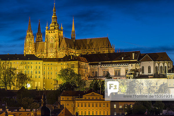 Beleuchtete Prager Burg und Veitsdom vom Ufer der Moldau aus gesehen  UNESCO-Weltkulturerbe  Prag  Böhmen  Tschechische Republik  Europa