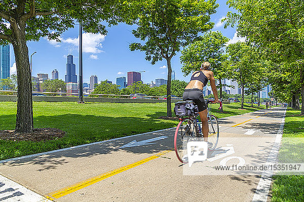 Blick auf die Skyline von Chicago und Radfahrer auf dem South Lake Shore Drive  Chicago  Illinois  Vereinigte Staaten von Amerika  Nordamerika