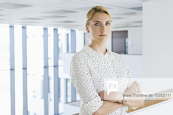 Geschäftsfrau macht Pause im Bürokorridor