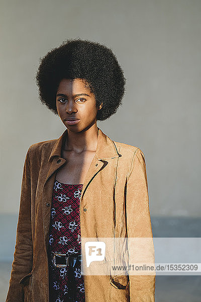 Junge Frau mit Afro-Haaren im Korridor