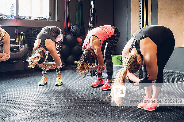 Frauen trainieren im Fitnessstudio  beugen sich vor