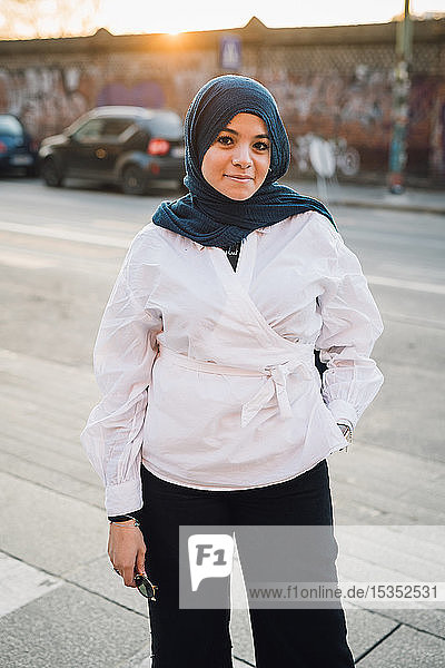 Junge Frau im Hidschab auf dem Bürgersteig der Stadt  Porträt
