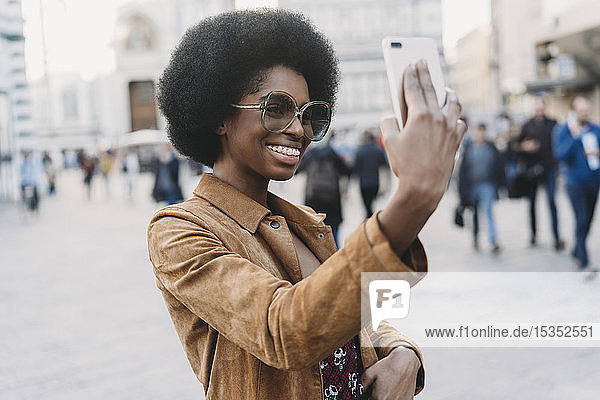 Junge Frau mit Afro-Haaren  die in der Stadt Selbsthilfe betreibt