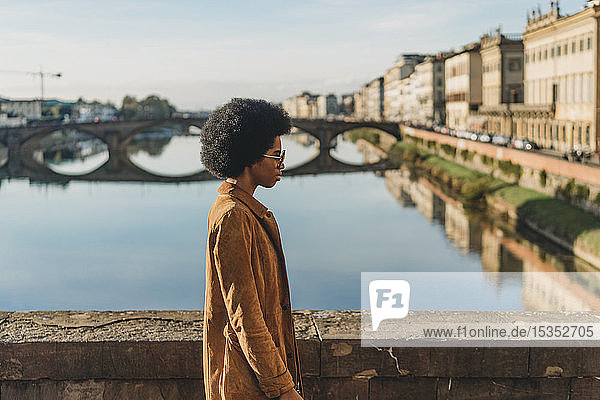 Junge Frau mit Afrofrisur überquert Brücke  Florenz  Toskana  Italien