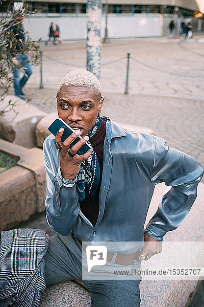 Stilvoller Mann benutzt Handy auf der Piazza  Mailand  Italien