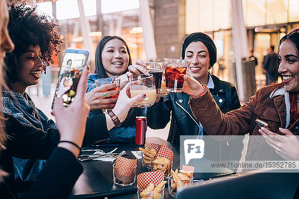 Freunde bei einem Drink im Freiluftcafé  Mailand  Italien