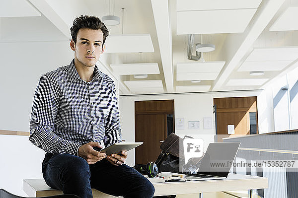 Geschäftsmann mit digitalem Tablet im Büro