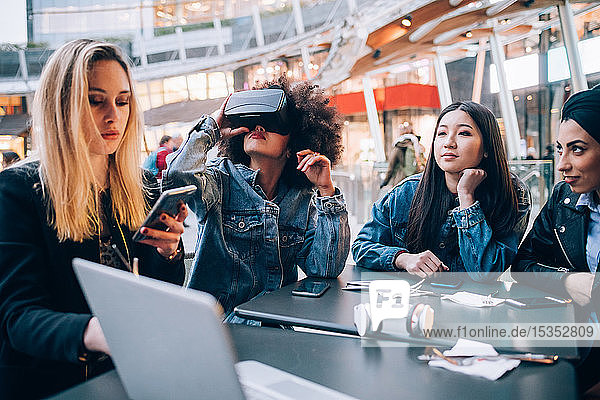 Freunde arbeiten am Virtual-Reality-Projekt im Outdoor-Café in Mailand  Italien