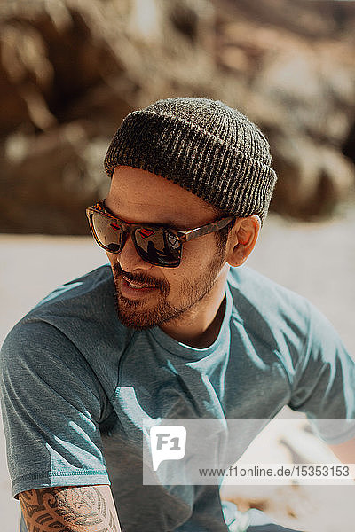 Mann genießt Strand an einem sonnigen Tag  Big Sur  Kalifornien  Vereinigte Staaten