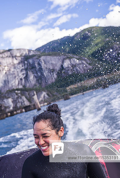 Frau reist auf Schnellboot  Squamish  Kanada
