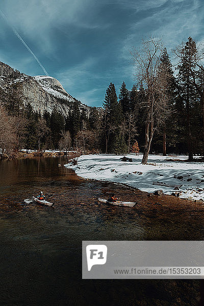 Freunde beim Kajakfahren auf dem See  Yosemite Village  Kalifornien  Vereinigte Staaten