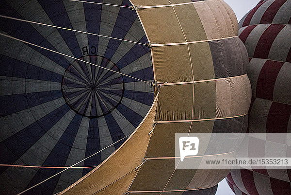Heissluftballons werden für den Flug vorbereitet