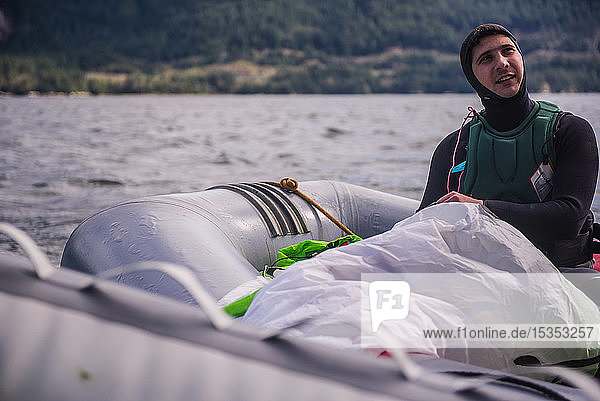 Auf einem Schlauchboot reisender Mann  Squamish  Kanada