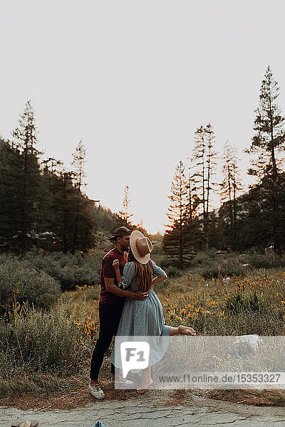 Romantisches junges Paar küsst sich im ländlichen Tal  Mineral King  Kalifornien  USA