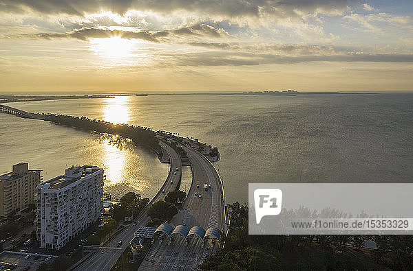 Küstenlinie und Meereslandschaft bei Sonnenuntergang  Luftaufnahme  Hängematte Brickell  Miami  Florida  Vereinigte Staaten
