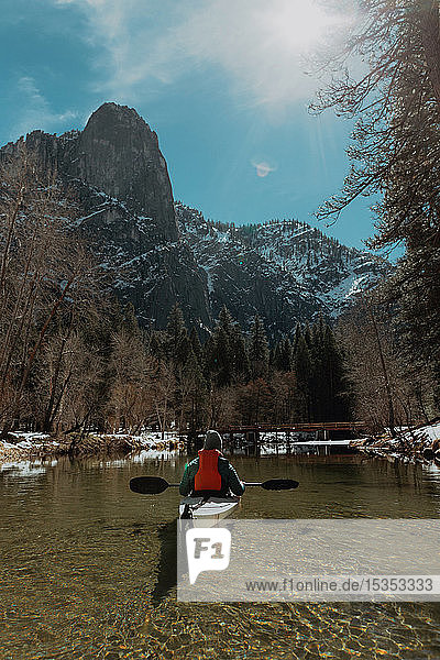 Kajak fahrender Mann auf See  Yosemite Village  Kalifornien  Vereinigte Staaten