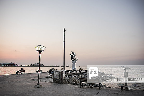 Skulptur Hand des Friedens und Menschen auf Pfeilerbänken  Kusadasi  Izmir  Türkei
