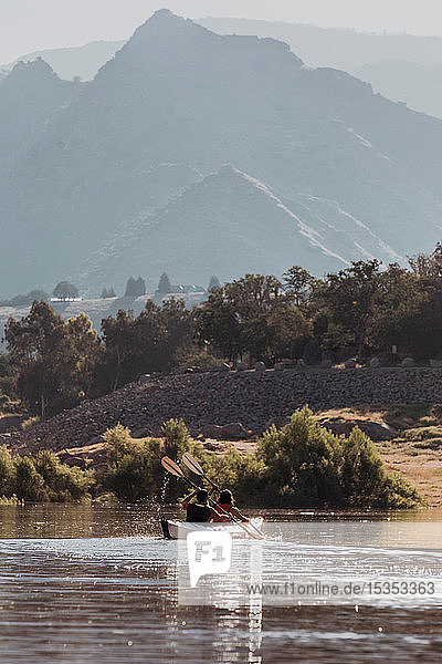Freunde beim Kajakfahren auf dem See  Kaweah  Kalifornien  Vereinigte Staaten