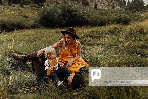 Weibliches Kleinkind spielt mit mittleren erwachsenen Eltern im ländlichen Tal  Mineral King  Kalifornien  USA