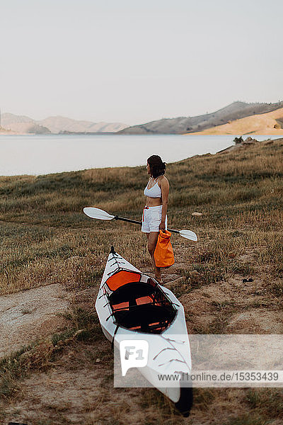 Frau neben Kajak am See  Kaweah  Kalifornien  Vereinigte Staaten