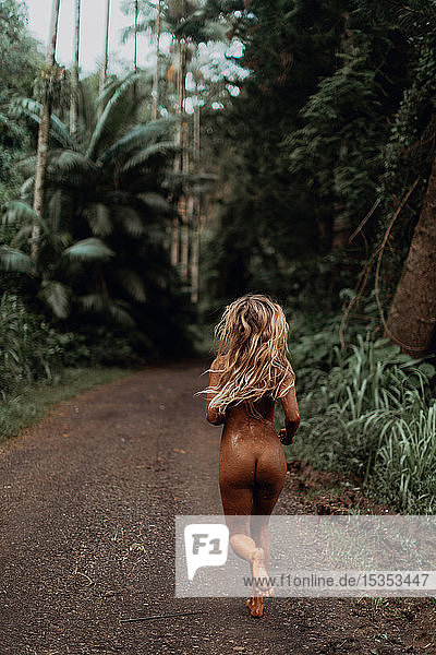 Nackte Frau rennt auf Feldweg in tropischer Landschaft  Princeville  Hawaii  USA
