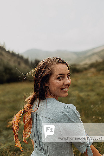 Junge Frau beim Rückblick im ländlichen Tal  Porträt  Mineral King  Kalifornien  USA