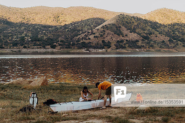 Ehepaar bei der Vorbereitung eines Kajaks am See  Kaweah  Kalifornien  Vereinigte Staaten