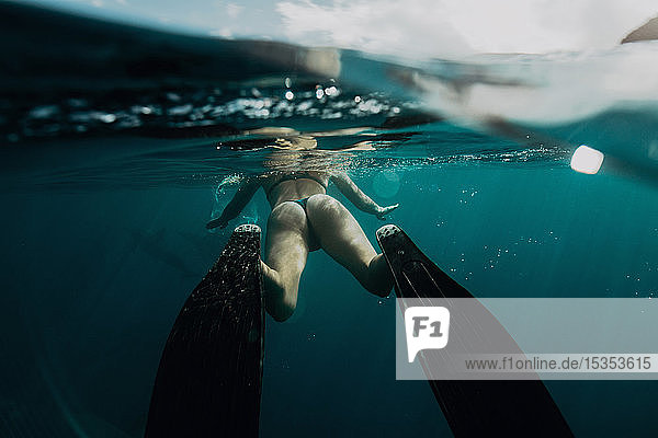 Unter Wasser schwimmende Frau