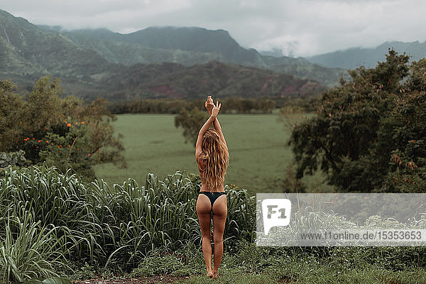 Frau im Bikini stehend in tropischer Landschaft  Princeville  Hawaii  USA