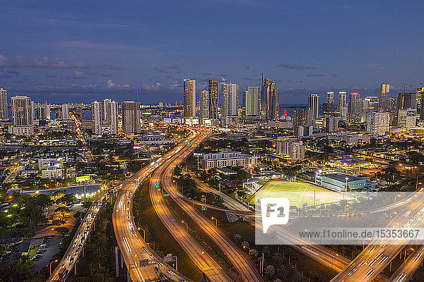 Autobahnkreuzungen,  die mit dem Highway US 1 durch die Innenstadt von Miami bei Nacht zusammenlaufen,  Luftaufnahme,  Miami,  Florida,  Vereinigte Staaten
