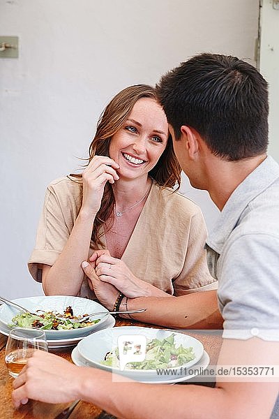 Ehepaar beim Salatessen