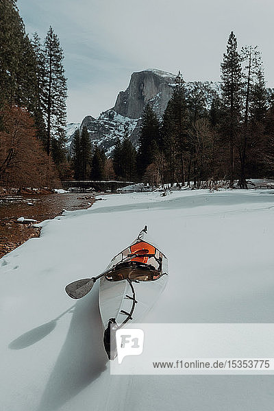Kajak mit Ruder auf Schnee vertäut  Yosemite Village  Kalifornien  Vereinigte Staaten
