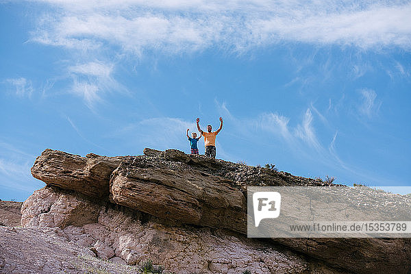 Vater und Sohn jubeln auf dem Gipfel Red Rock Canyon Cantil Kalifornien Vereinigte Staaten
