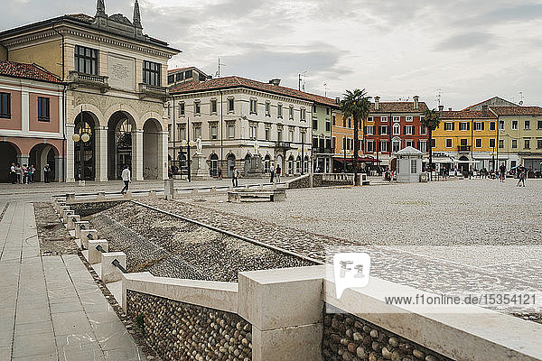 Renaissance-Architektur und Stadtleben auf einem Stadtplatz; Palmanova  Italien
