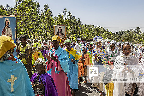 Menschen bei einer Timkat-Prozession während des orthodoxen Tewahedo-Dreikönigsfestes  das am 19. Januar gefeiert wird; Sodo  Region der südlichen Nationen und Völker  Äthiopien