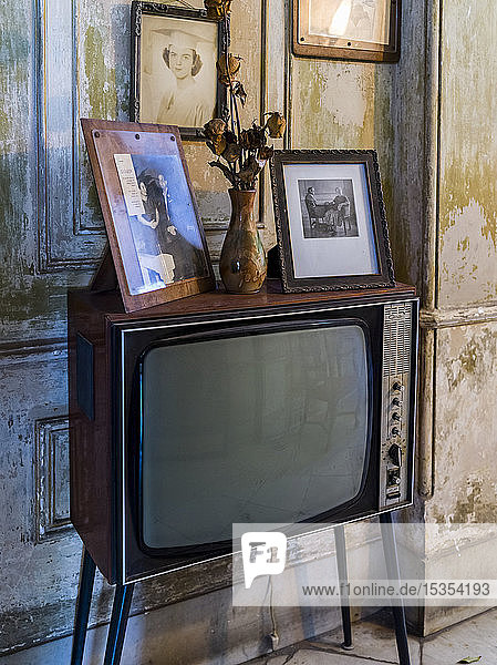 Vintage-Fernseher in einem Wohnzimmer; Havanna  Kuba