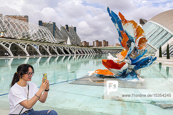 Junge Touristin in der Stadt der Künste und Wissenschaften; Valencia  Spanien