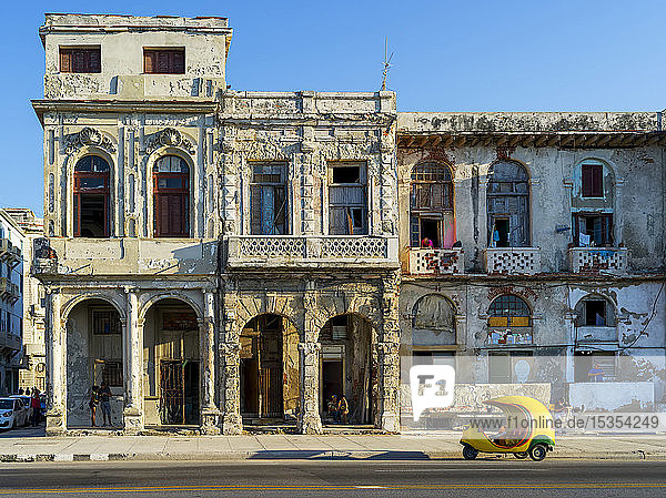Die verwitterte Fassade eines Wohngebäudes an einer Straße; Havanna  Kuba
