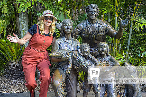 Tourist mit Statue der Familie Irwin im Zoo; Beerway  Queensland  Australien