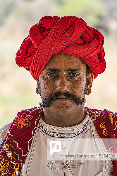 Die traditionelle Kopfbedeckung und Kleidung der Männer in der Region Jawai in Nordindien; Rajasthan  Indien