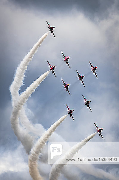 Flugvorführung der Red Arrows  neun Flugzeuge fliegen in einer Diamanten-Neun-Formation  ihrer Markenzeichen-Formation; South Shields  Tyne and Wear  England