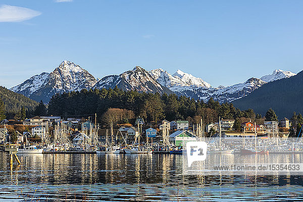 Winteransicht des Hafens von Sitka mit Gavan Hill und den Sisters-Bergen im Hintergrund; Sitka  Alaska  Vereinigte Staaten von Amerika